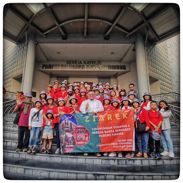 Foto 4 ziaarek ke taman doa paroki keluarga kudus cibinong yang disambut hangat oleh pastor RD Marselinus Wahyu Dewi Harjanto----
